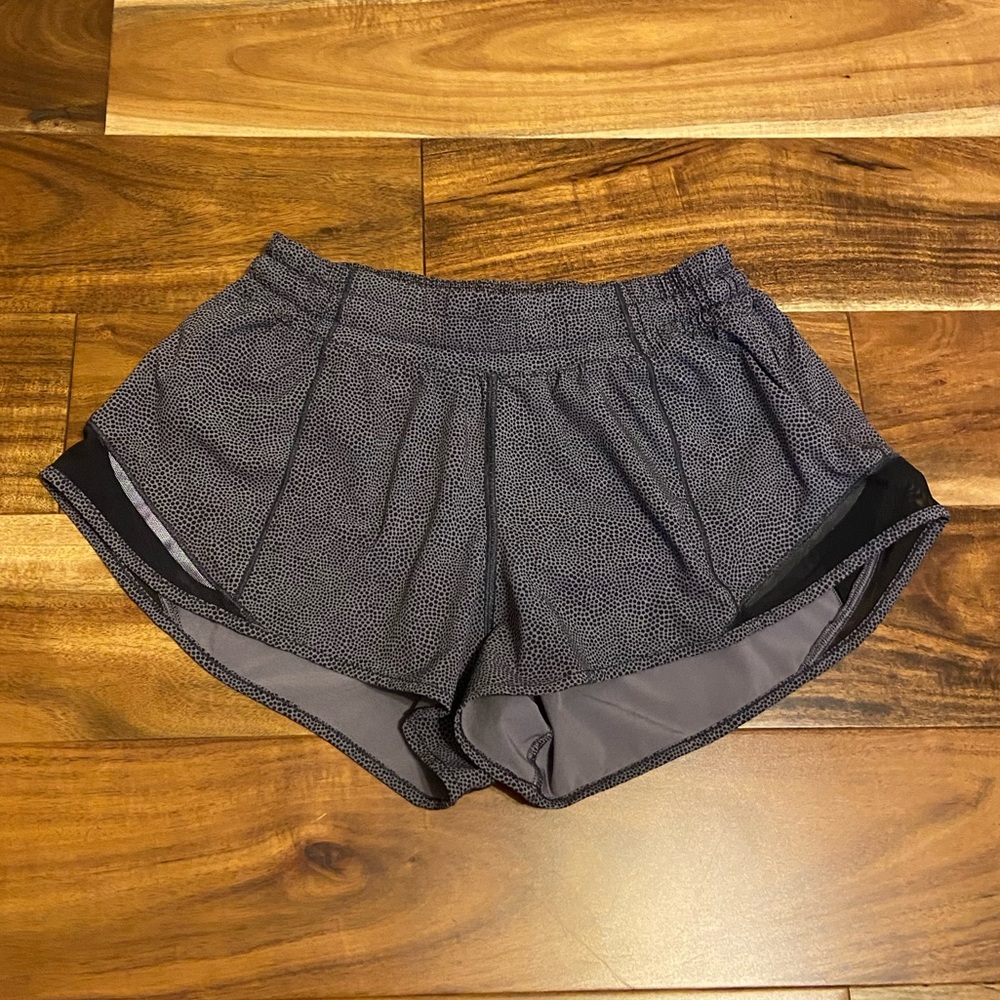 VGUC Lululemon hotty hot shorts size 6 2.5”
